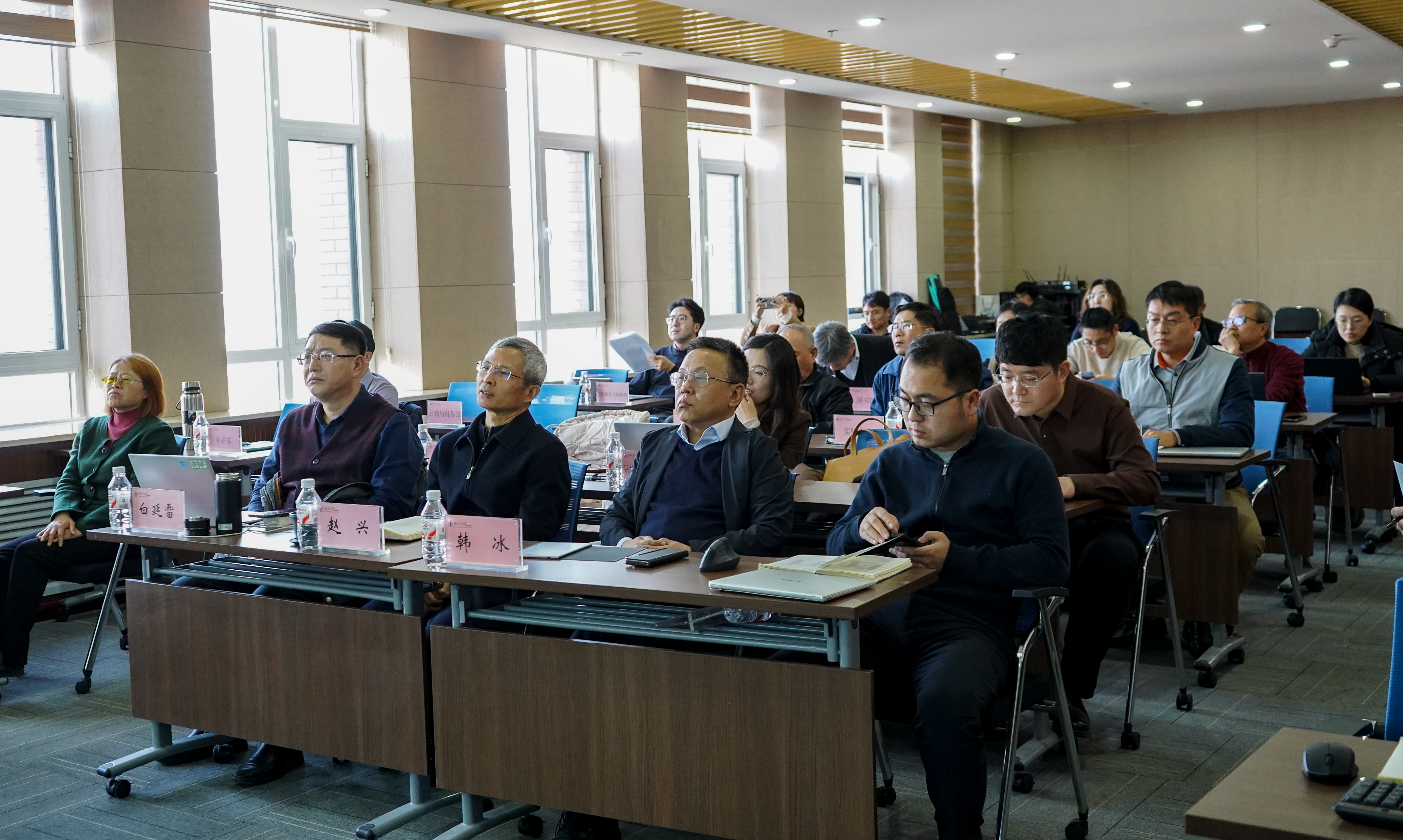 威海校区召开2025年职能部门年终考评汇报会