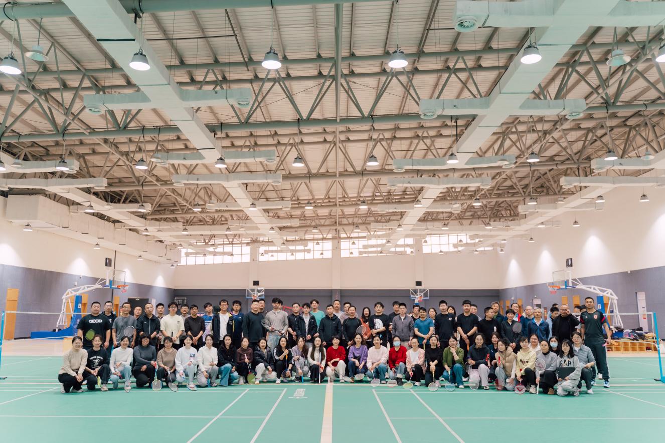 威海校区开展教职工羽毛球比赛暨“‘肺’常了得”趣味运动会