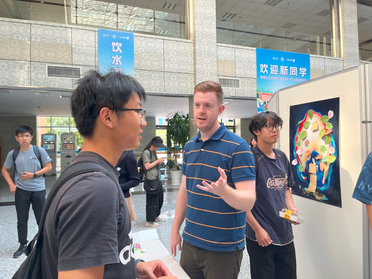 威海校区举办“独一无二的我” 系列庆祝活动