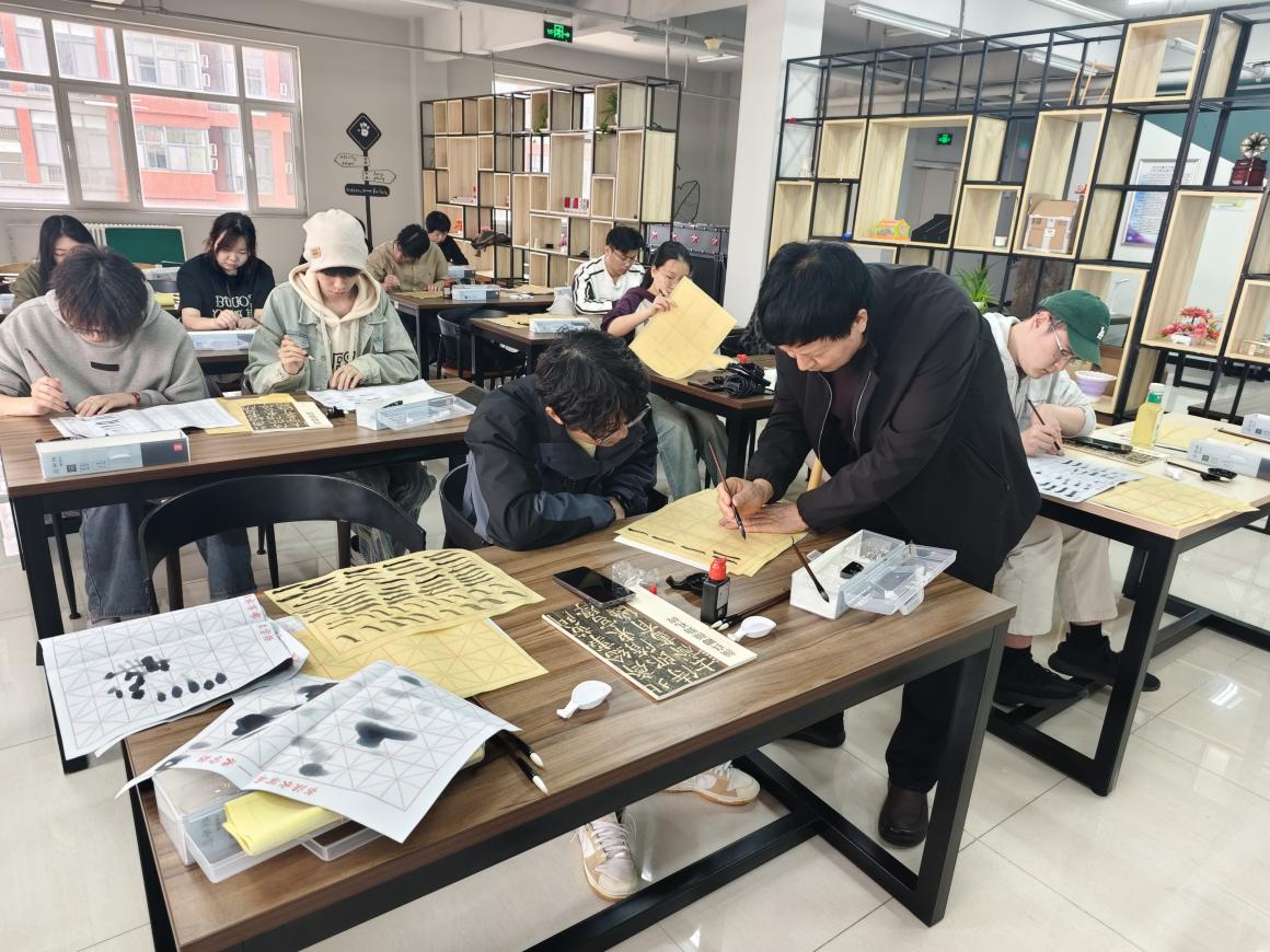 威海校区第三期“汉字之美·书法研习”活动顺利开展