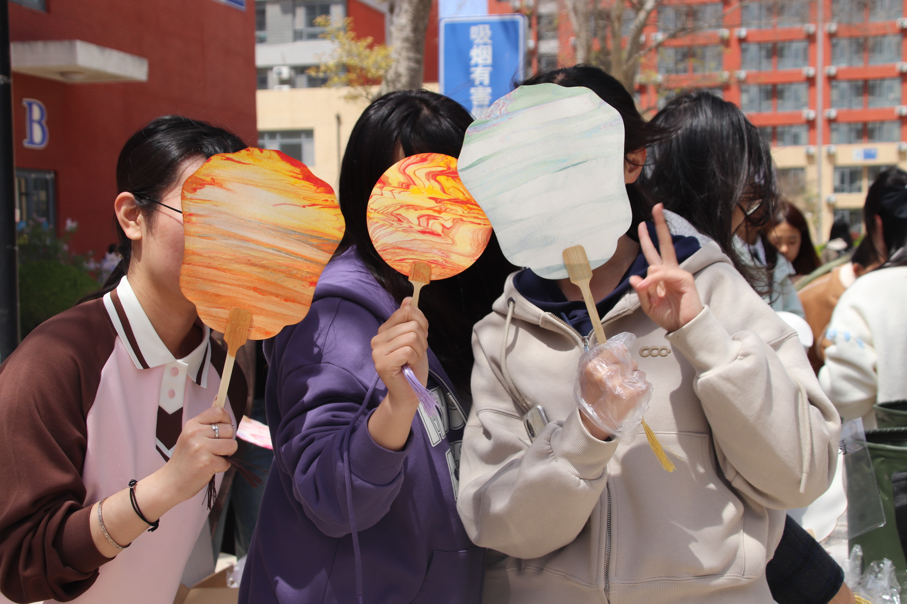 威海校区开展“漆彩心灵，艺绘春天”漆扇绘制活动