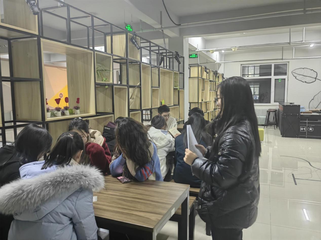 威海校区举办“以读会友，与书同行”读书分享会
