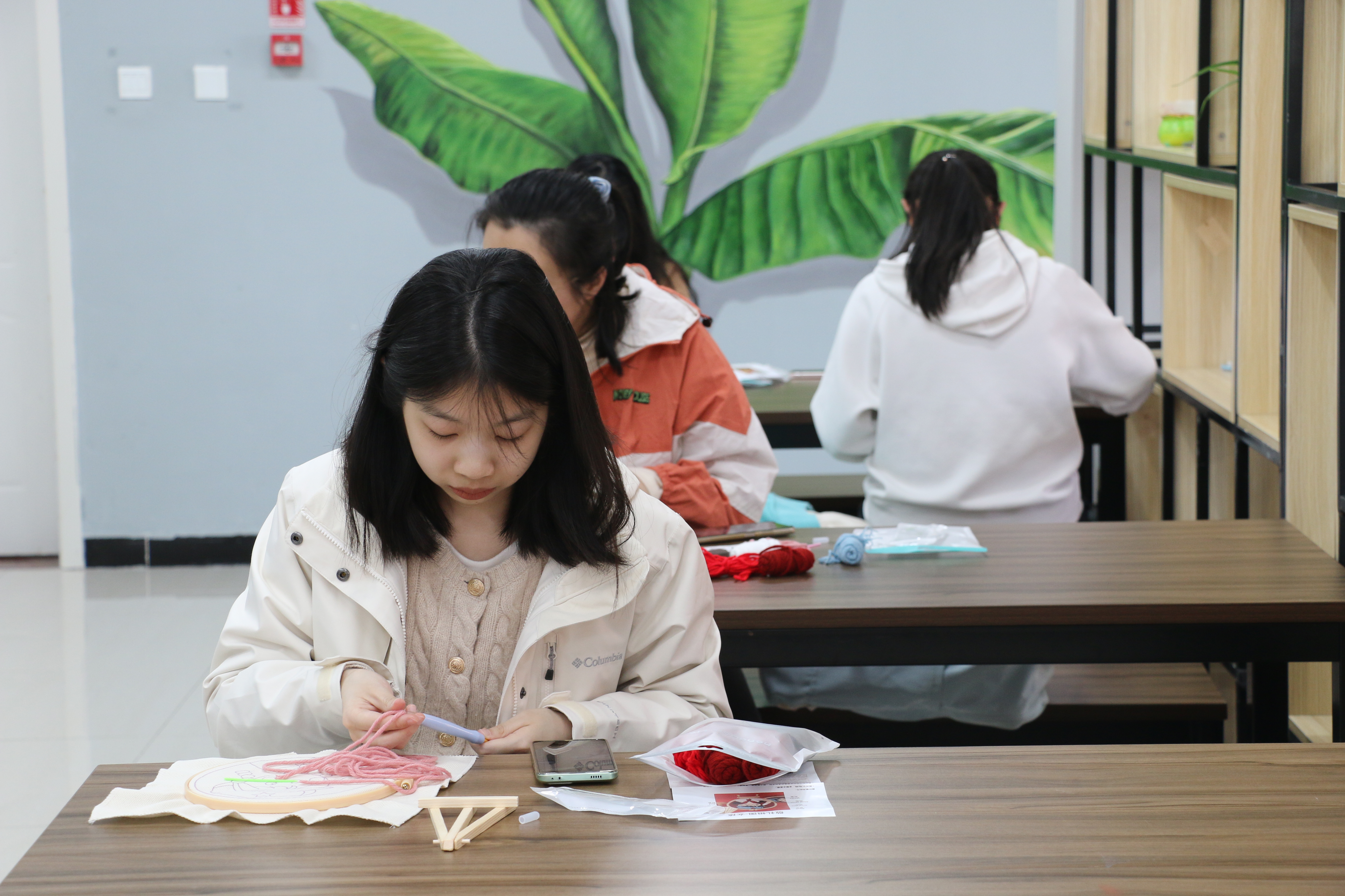 威海校区举办“匠心铸‘知行’，手作传薪火”红色文创体验活动