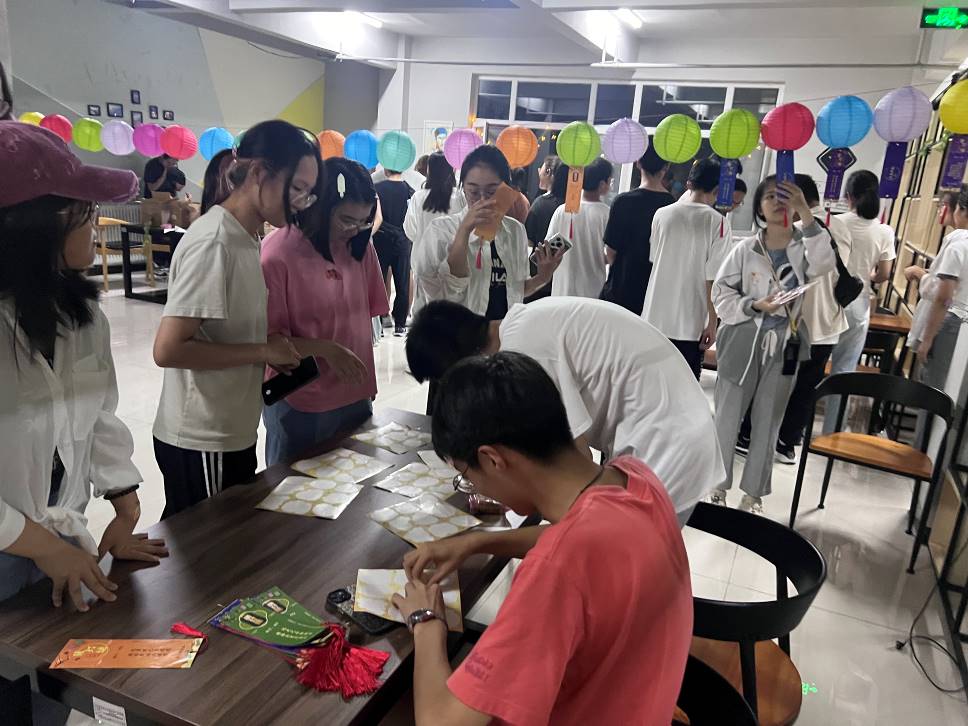 “弘扬传统文化，讲好中国故事”
——威海校区“中秋游园会”活动纪实