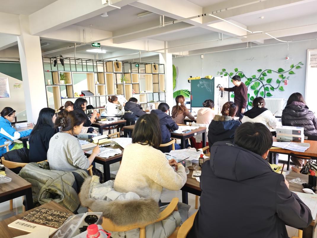 威海校区举办“汉字之美·书法研习”活动