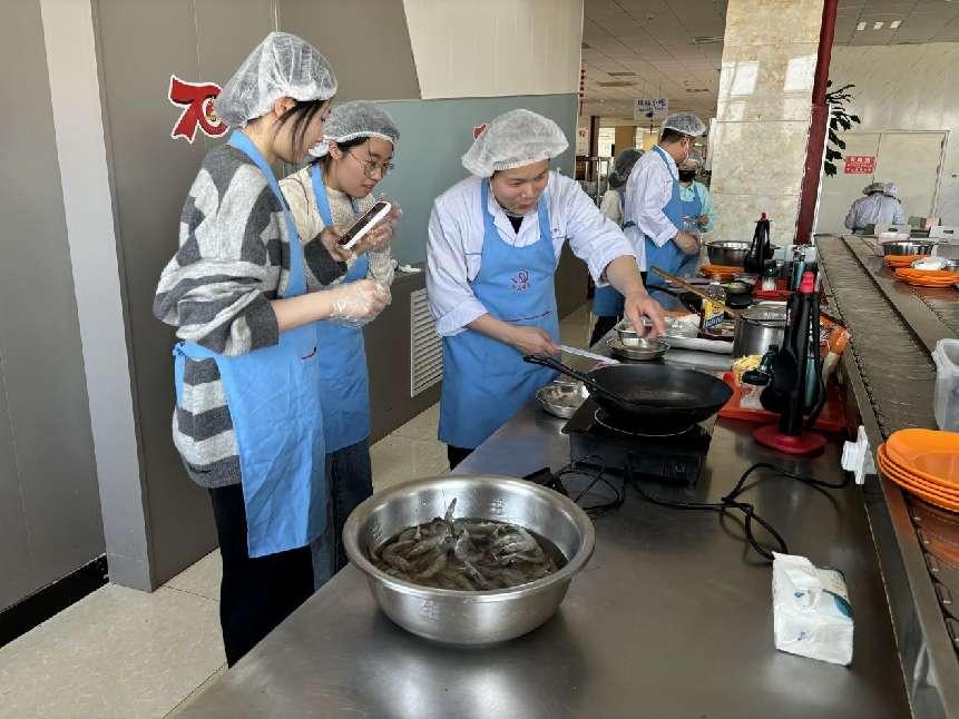 威海校区24-25学年第五次“厨艺培训”活动顺利开展